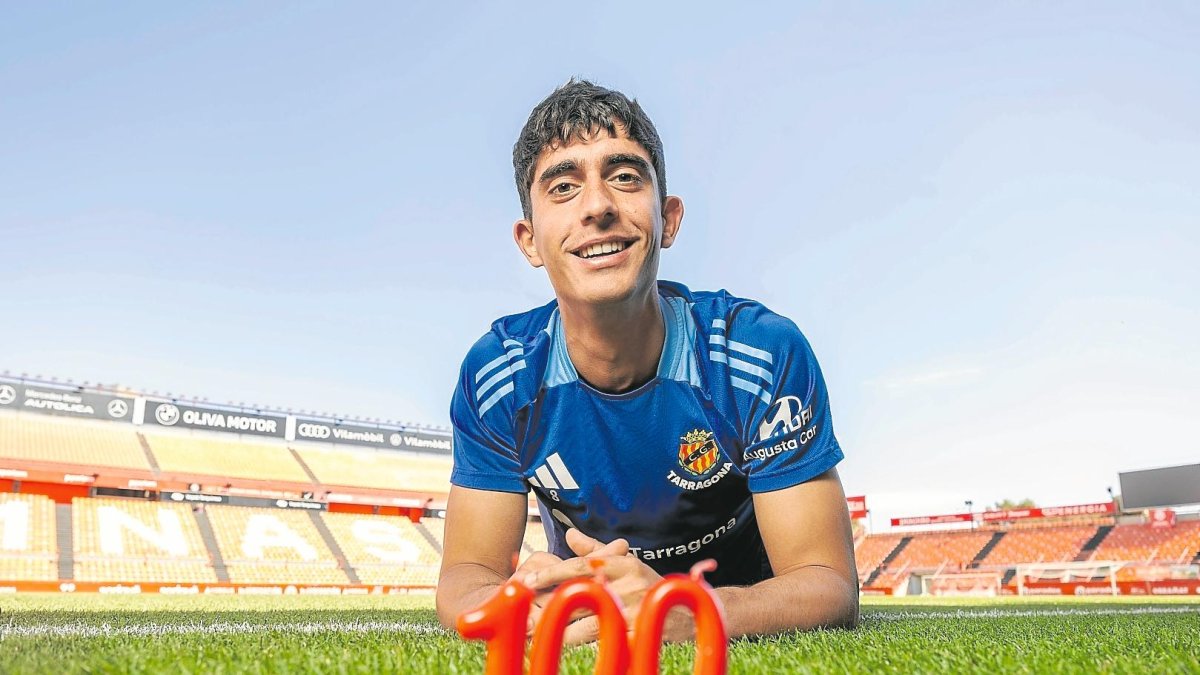 Marc Montalvo posa con el número 100 (su número de partidos oficiales) en el Nou Estadi