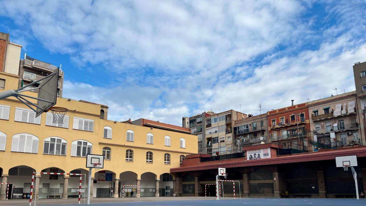 Patio de la Escuela Salesianos de Rocafort, en el barrio de Sant Antoni de Barcelona, uno de los centros afectados por denuncias de vecinos debido a la superación de los límites de contaminación acústica.