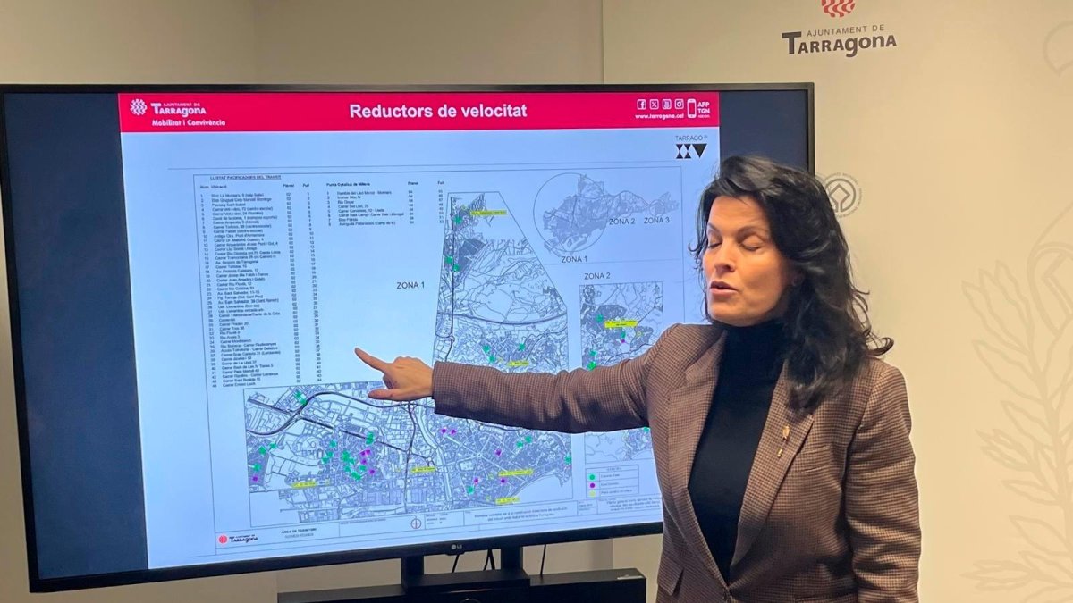 La concejal Sonia Orts, esta mañana, mostrando el mapa donde se instalarán los reductores de velocidad.