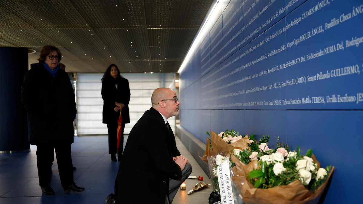 El delegado del Gobierno en Madrid, Francisco Martín, deposita un ramo de rosas blancas ante el monumento conmemorativo a los fallecidos.
