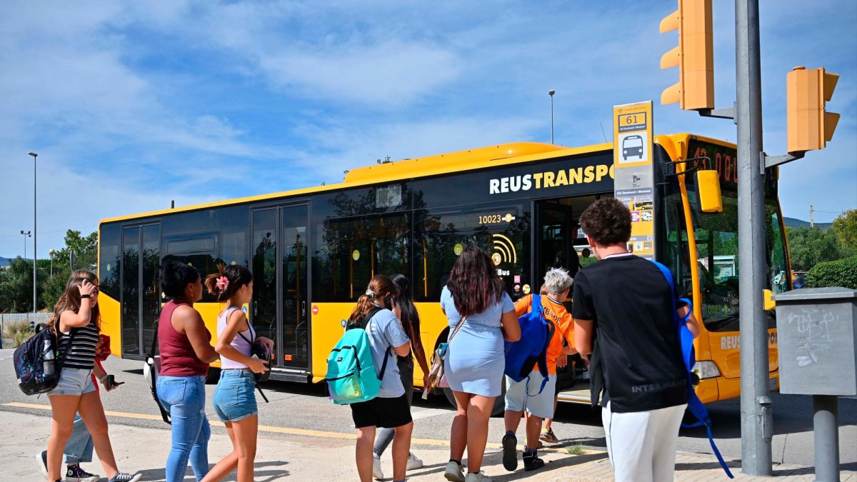Alumnos de Reus subiendo al autobús.