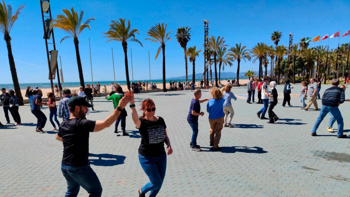 Algunos de los participantes en la actividad celebrada este domingo en la plaza de las Comunitats Autònomes de Salou.