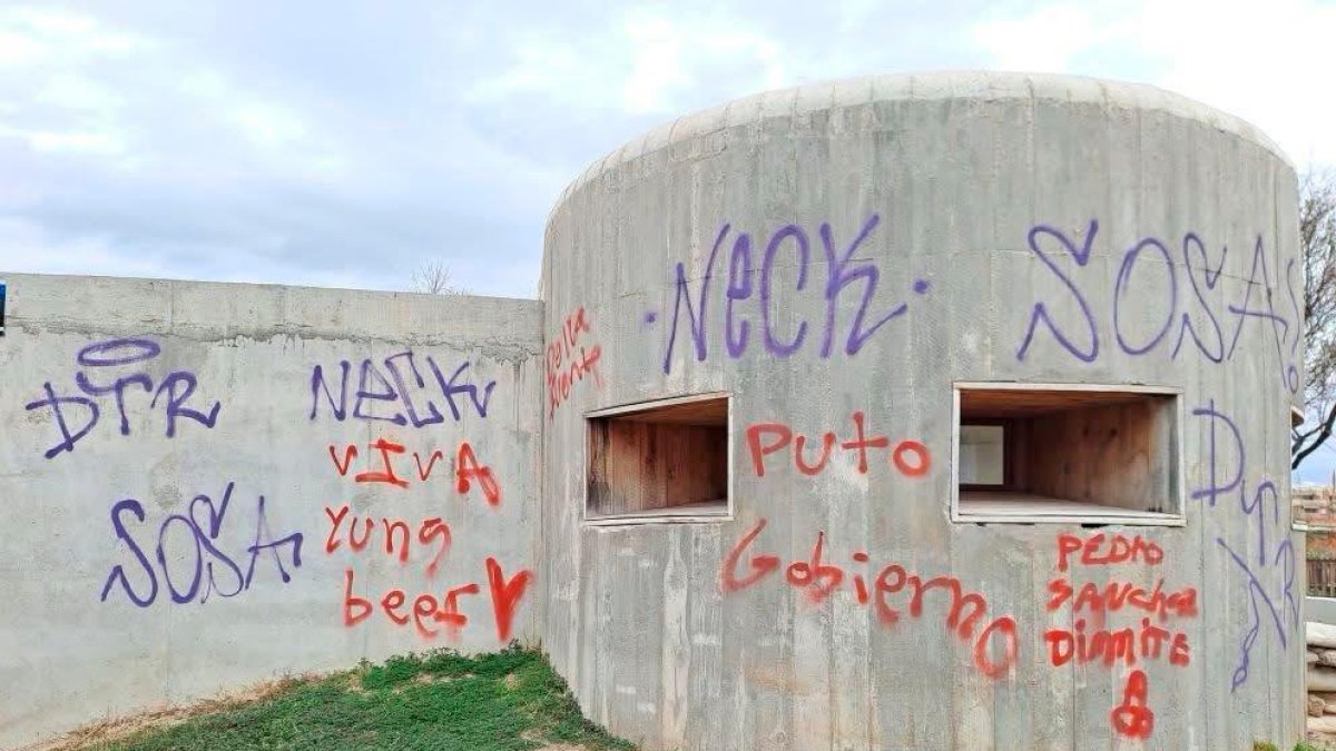 La estructura cubierta de grafitis.