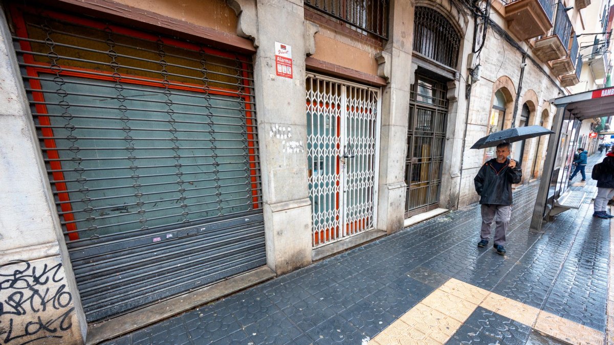 Un local comercial vacíoen una de las calles de Tarragona.