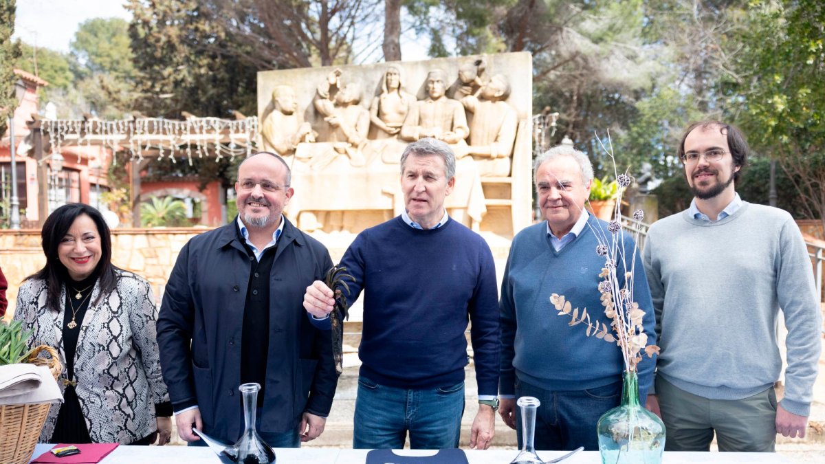 Alberto Núñez Feijóo cogiendo por p`rimera vez un calçot, este domingo 9 de marzo en Masia Bou, en Valls.