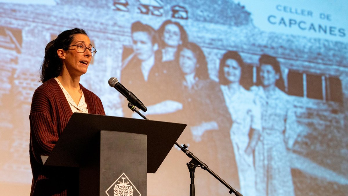 Imatge d’Anna Rovira, enòloga i directora tècnica de la Cooperativa de Capçanes, durant la seva ponència.