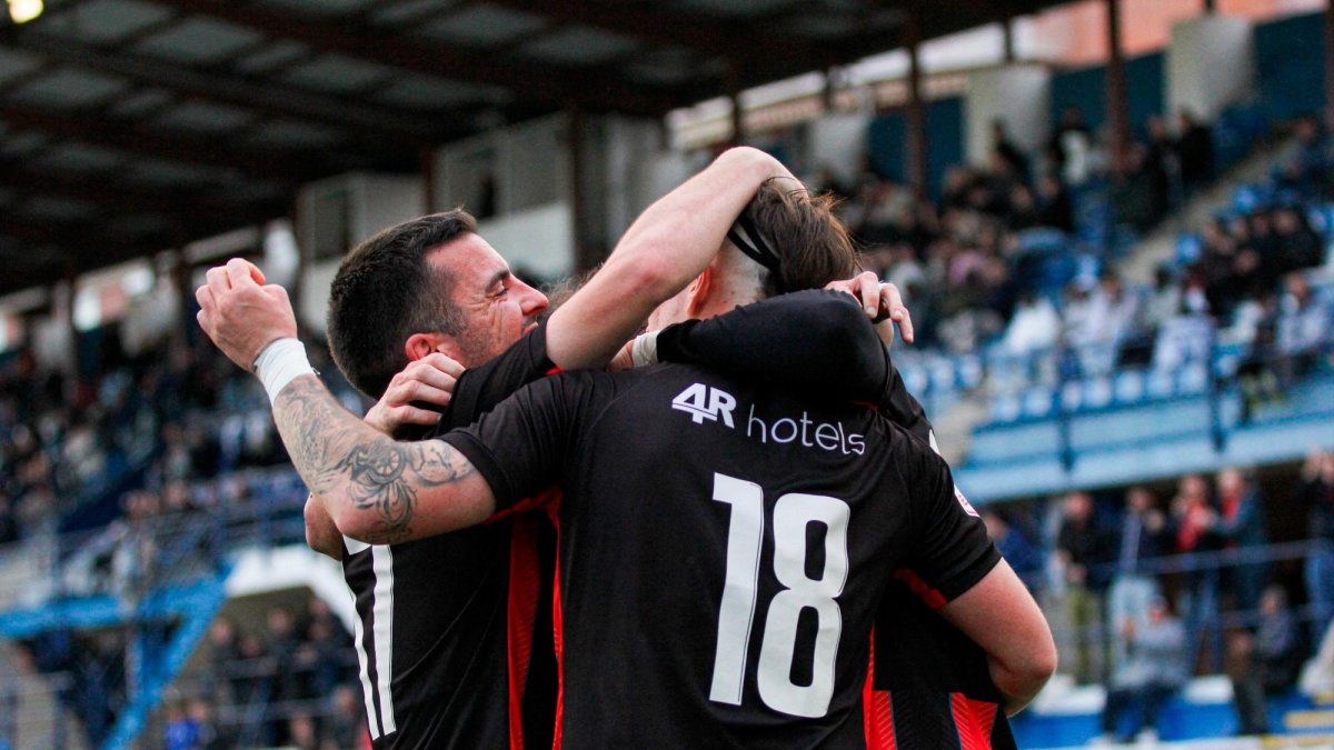 Aitor Serrano y Joan Torrents celebran un gol.