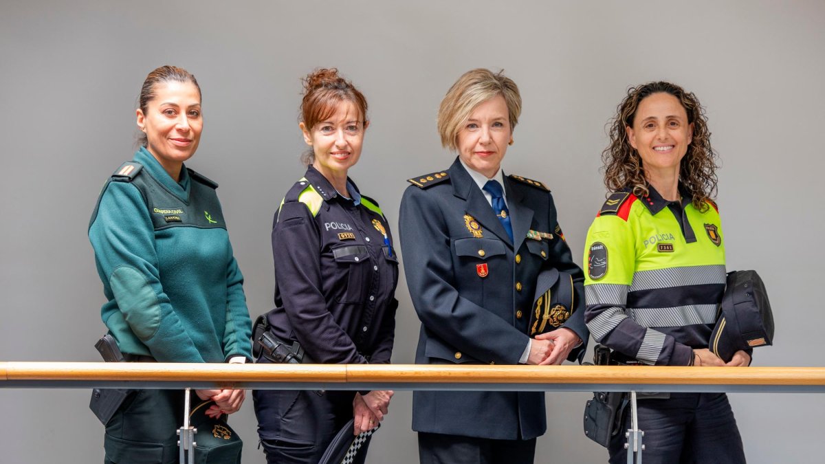 De izquierda a derecha, Antonia Collado (Guardia Civil), Maria Reina (Guàrdia Urbana), María del Pilar García (Policía Nacional) y Ester Vidal (Mossos d’Esquadra).