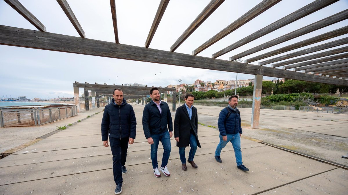El alcalde Viñuales y el concejal García de Castro han presentado los detalles del derribo de la plataforma del Miracle.