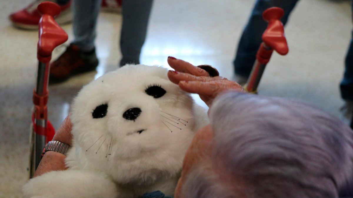 Imagen de Nuka, el robot con apariencia de cachorro de foca en la residencia Llar Conca de Barberà, en Montblanc.