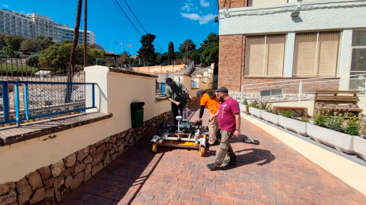Esta nueva fase de prospecciones se ha hecho con un georadar, para conocer el ámbito junto a la Escola el Miracle.