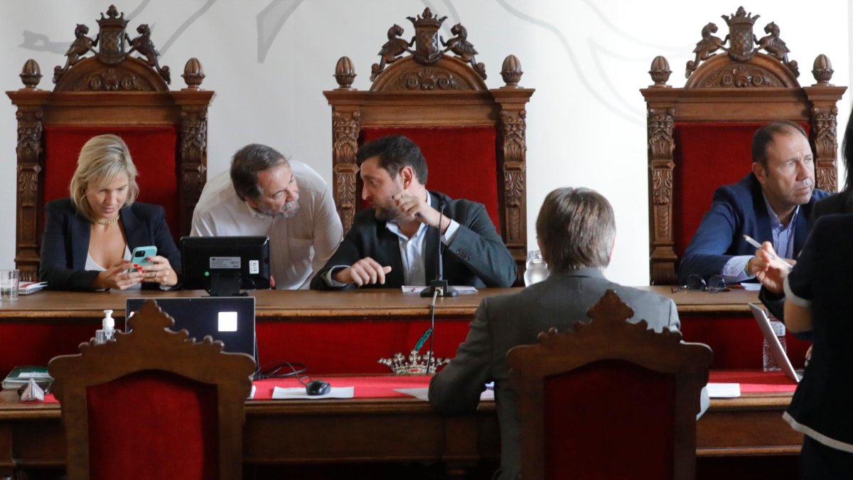 El alcalde Viñuales, hablando con su asesor especial –Pau Pérez– durante un pleno.