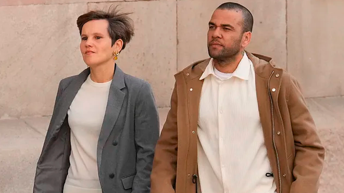 Dani Alves junto a Inés Guardiola a la salida de la Audiencia de Barcelona en una imagen de archivo.