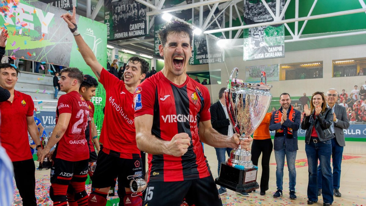 Marc Julià sujeta la copa y, detrás, Martí Casas luce la camiseta de apoyo a Unai.