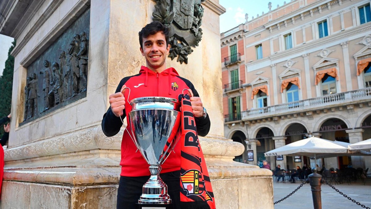 Martí Casas posa para el Diari en la Plaça del Prim con la Copa del Rey conquistada en Calafell.