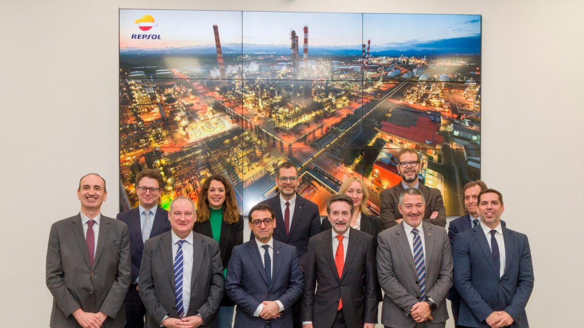 Imagen de la visita institucional en Repsol.