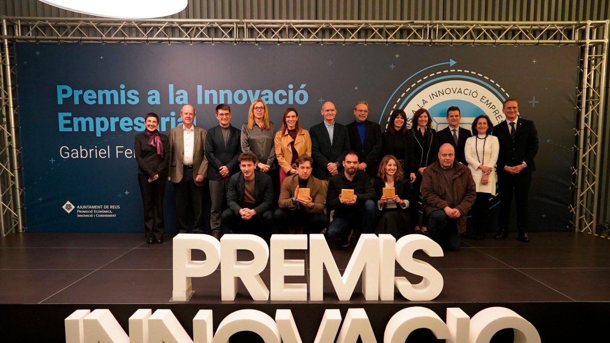 Els guardonats als Premis a la Innovació Empresarial llueixen el seu premi juntament amb els representants de l’Ajuntament de Reus i familiars de Gabriel Ferraté Pascual.