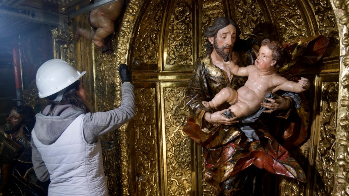 El retaule conté tot tipus de detalls de diferents èpoques.