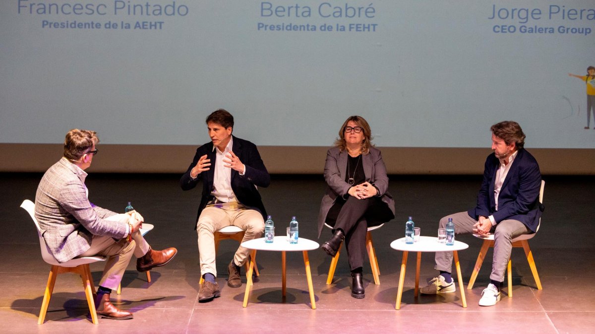 Representantes del sector turístico, durante la segunda mesa redonda, este miércoles, en Calafell.
