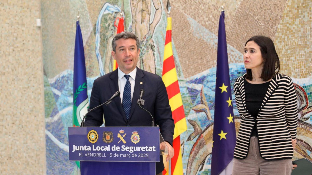 El alcalde de El Vendrell, Kenneth Martínez, y la consellera Núria Parlón.