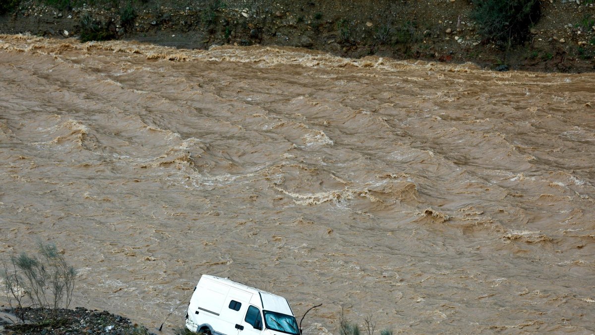 Una furgoneta es arrastrada por la corriente del río Campanillas, en Almogía, provincia de Málaga, España.