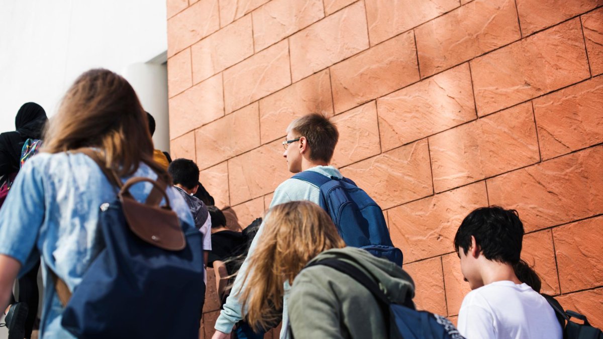 Alumnos de un instituto camino de las aulas.