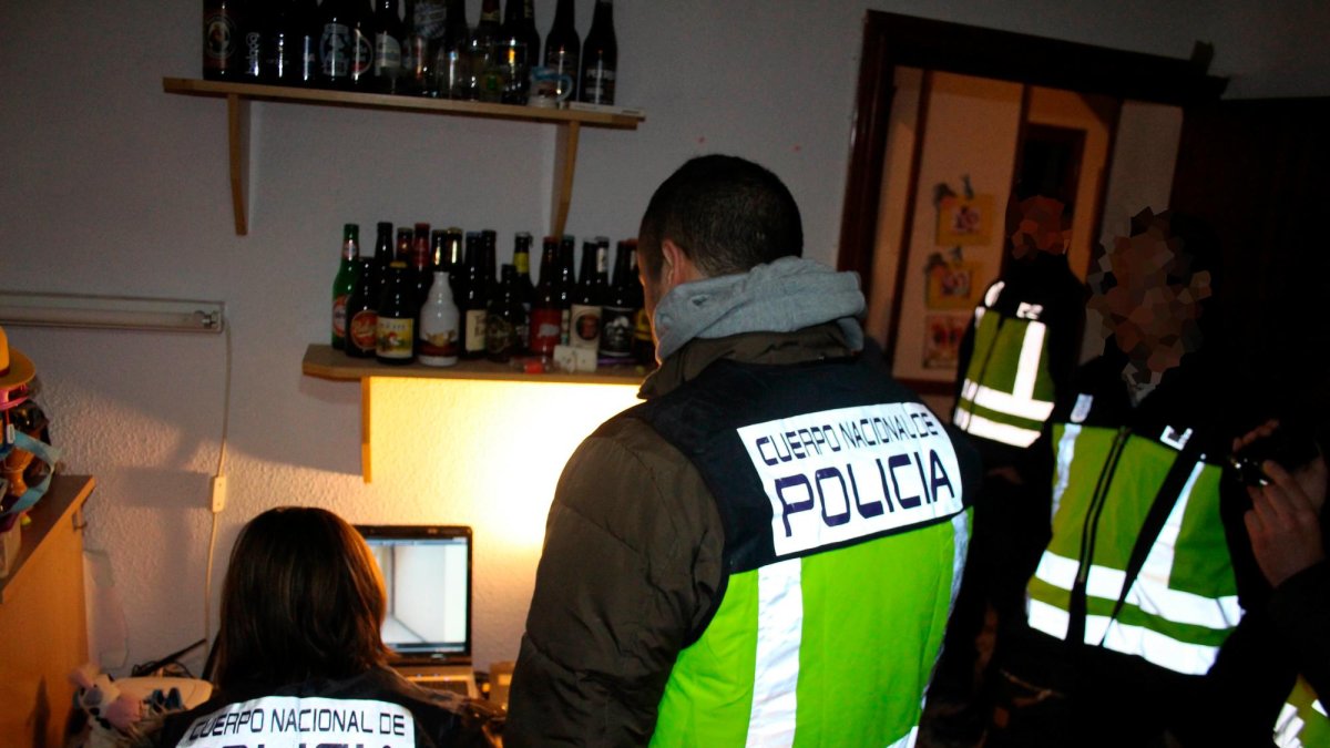 Imagen de archivo de varios agentes inspeccionando un ordenador.
