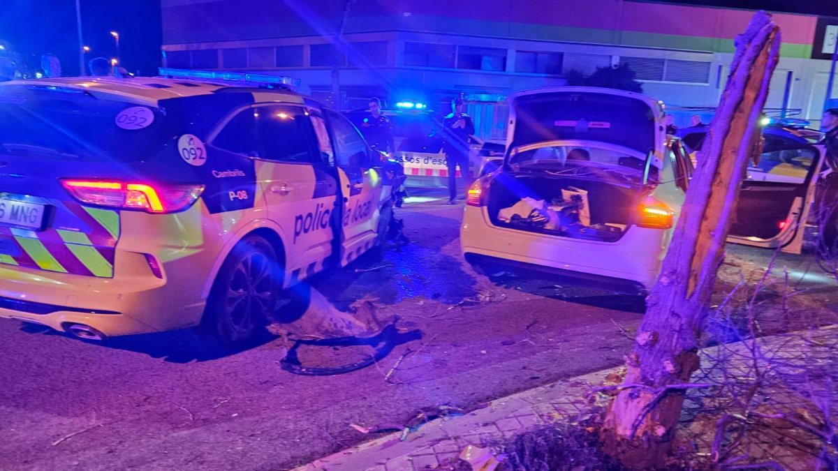 El coche huido se acabó estrellando contra un vehículo policial en la avenida Generalitat de Vila-seca, a su paso por el polígono Alba.