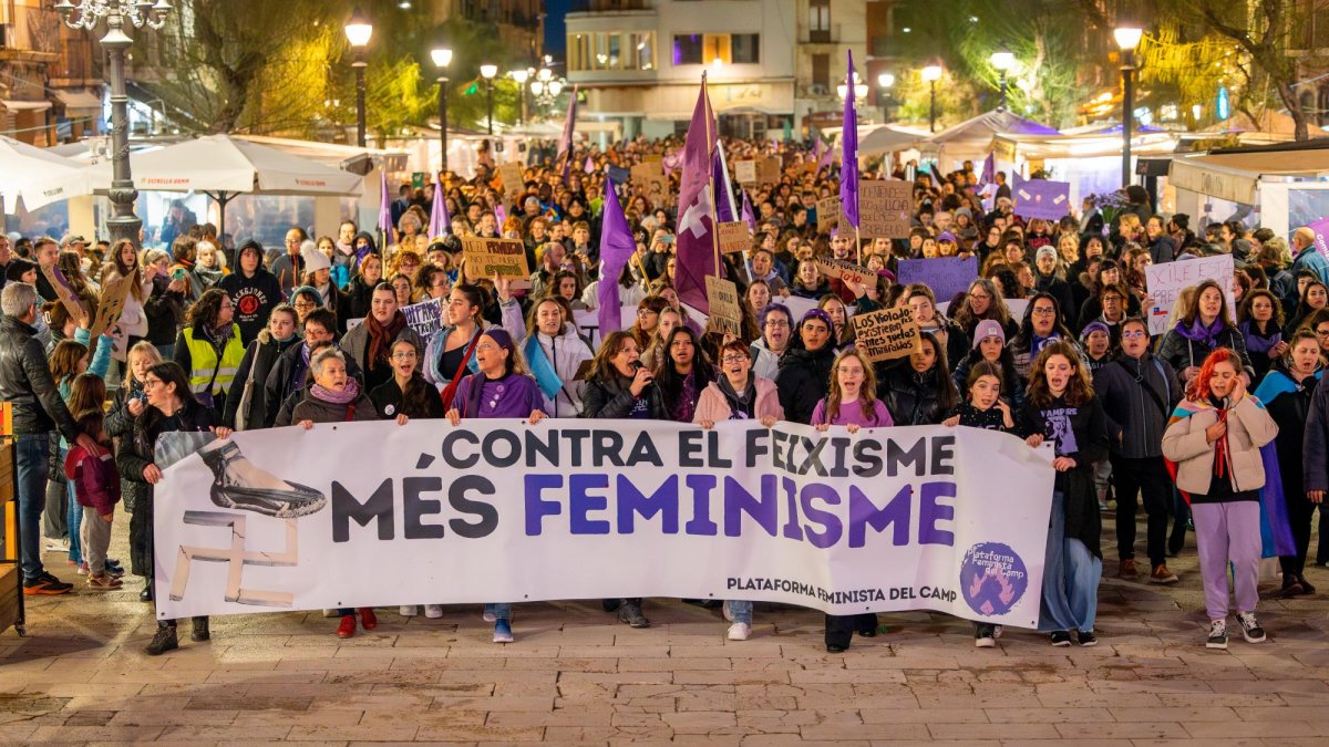 La manifestación del 8M recorrió el centro de la ciudad para terminar en la Plaça de la Font, frente al ayuntamiento.