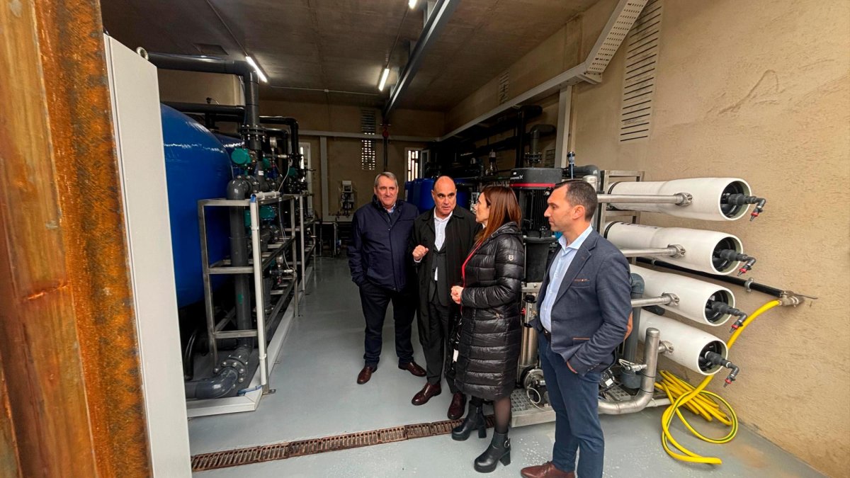 L’alcaldessa i el regidor responsable d’Aigües de Reus, en la visita a la nova planta potabilitzadora.