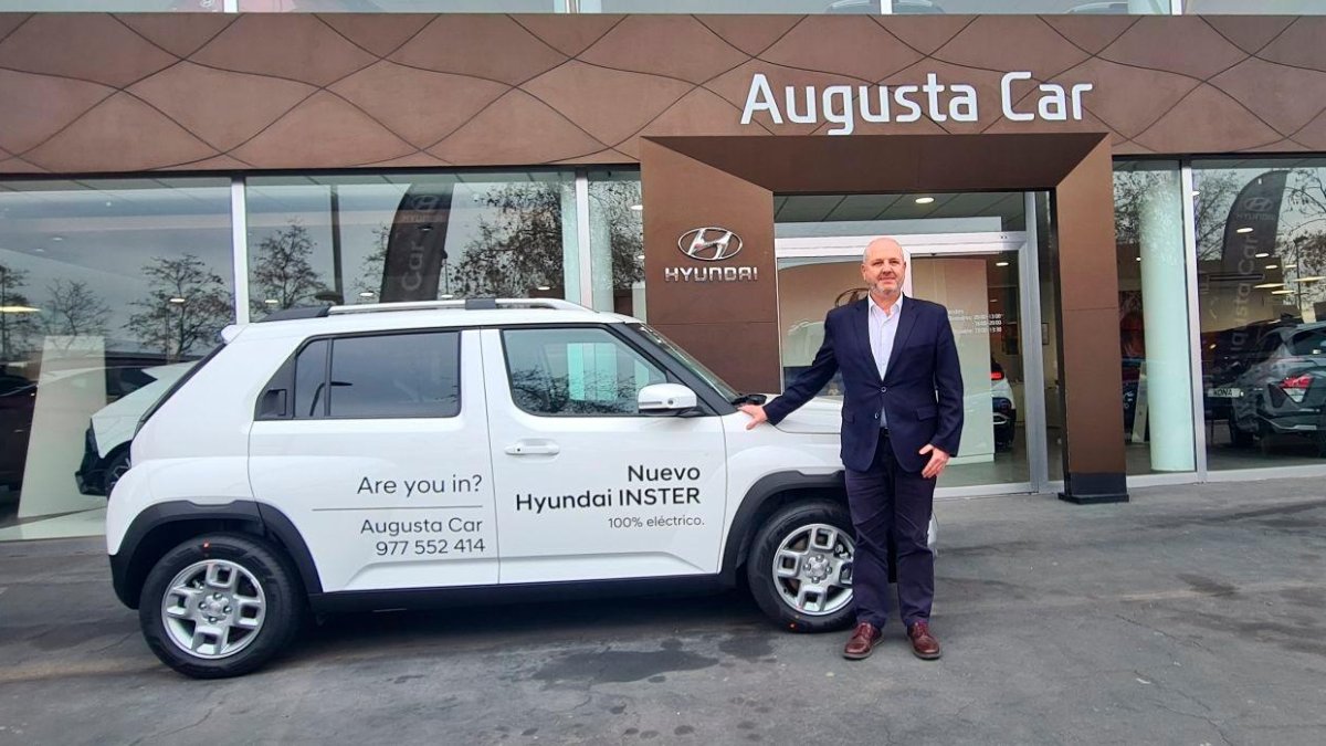 Vicenç Jiménez, gerente de Augusta Car, junto el nuevo Inster.