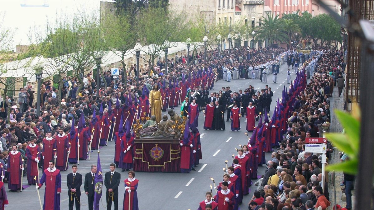 Imagen de archivo de la Processó del Sant Enterrament con las hileras de cofrades.
