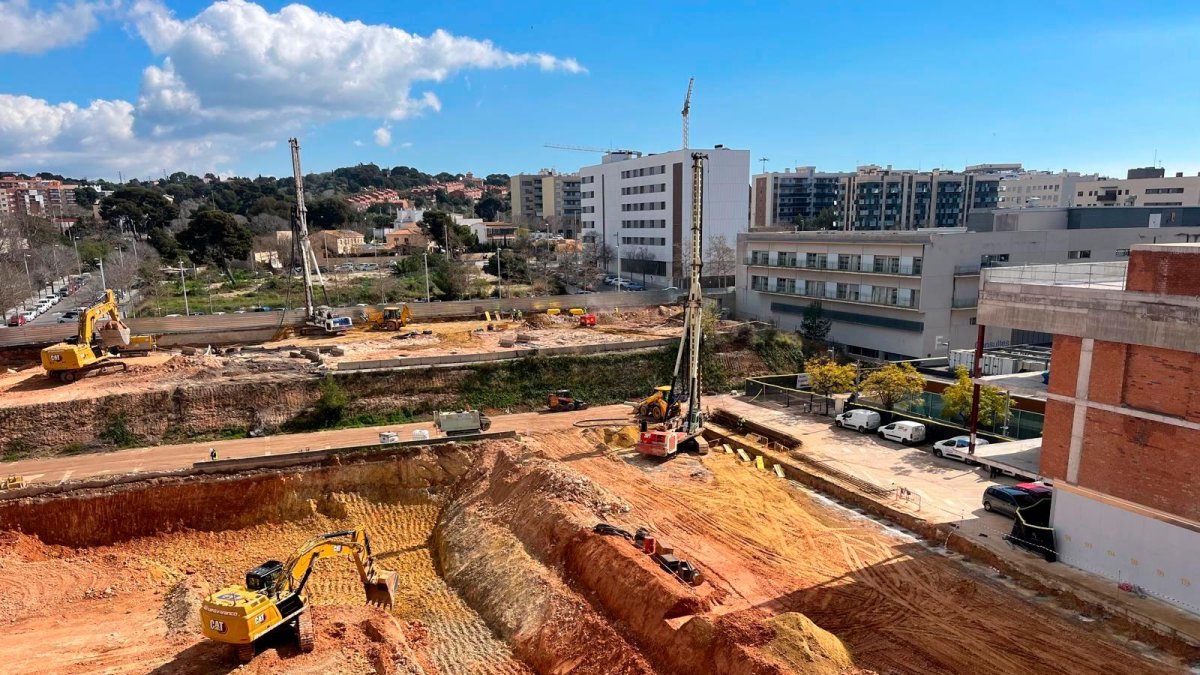 Donde antes estaba el helipuerto, ahora se construye el nuevo edificio.