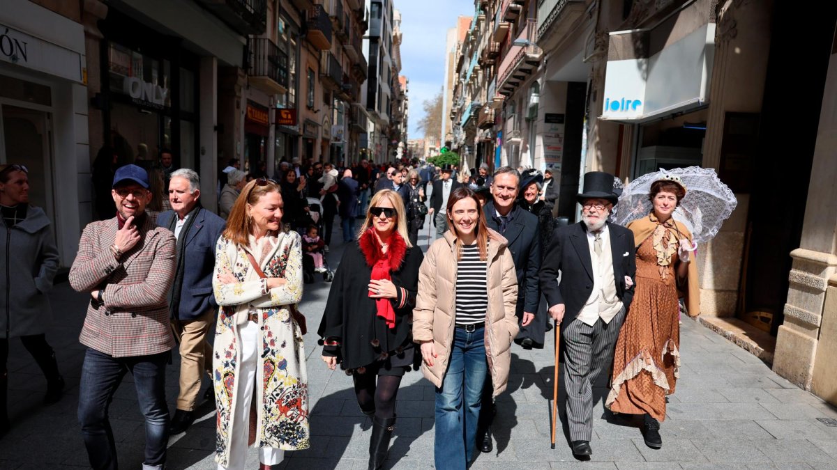 La comitiva, amb actors vestits d’època a la dreta, al carrer Llovera.