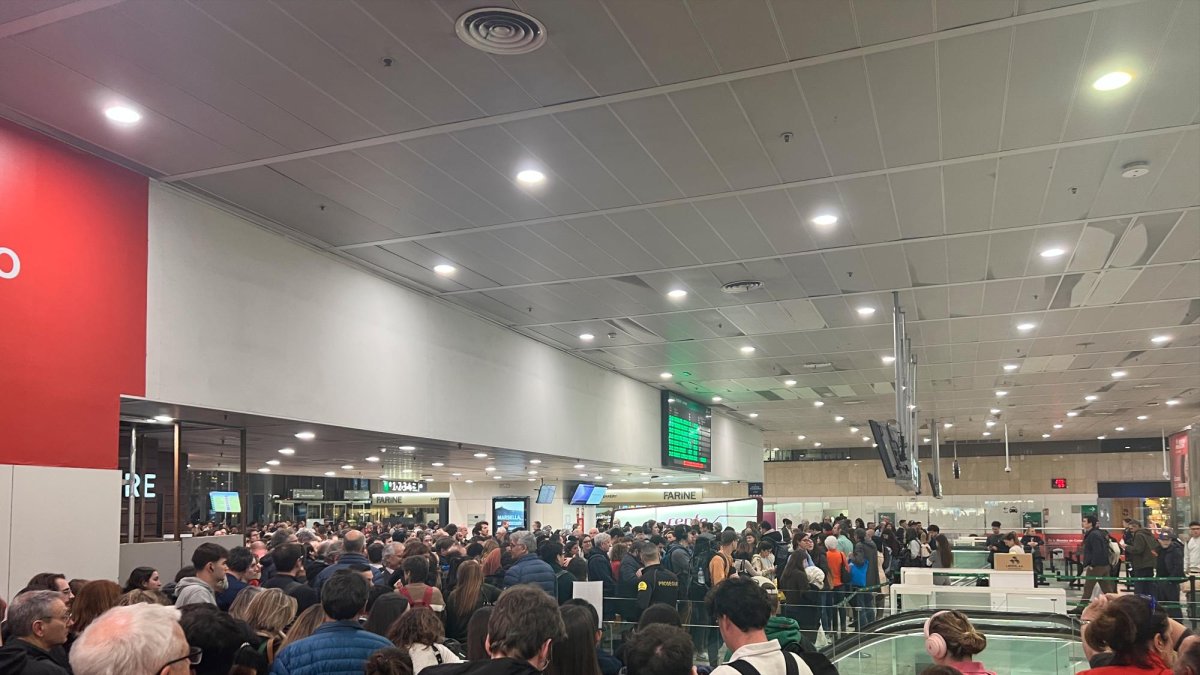 Usuarios de Renfe en la estación de Sants.