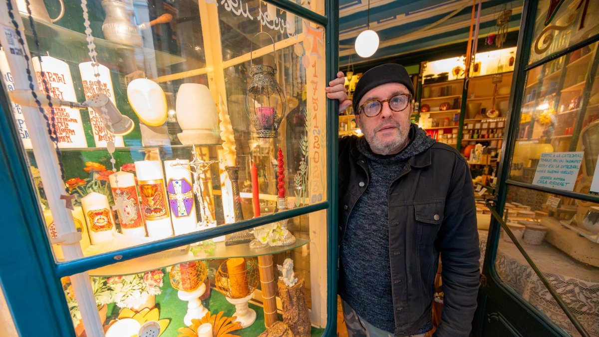 El actual propietario de Casa Corderet, Xavier Pagès, en la puerta de la tienda.