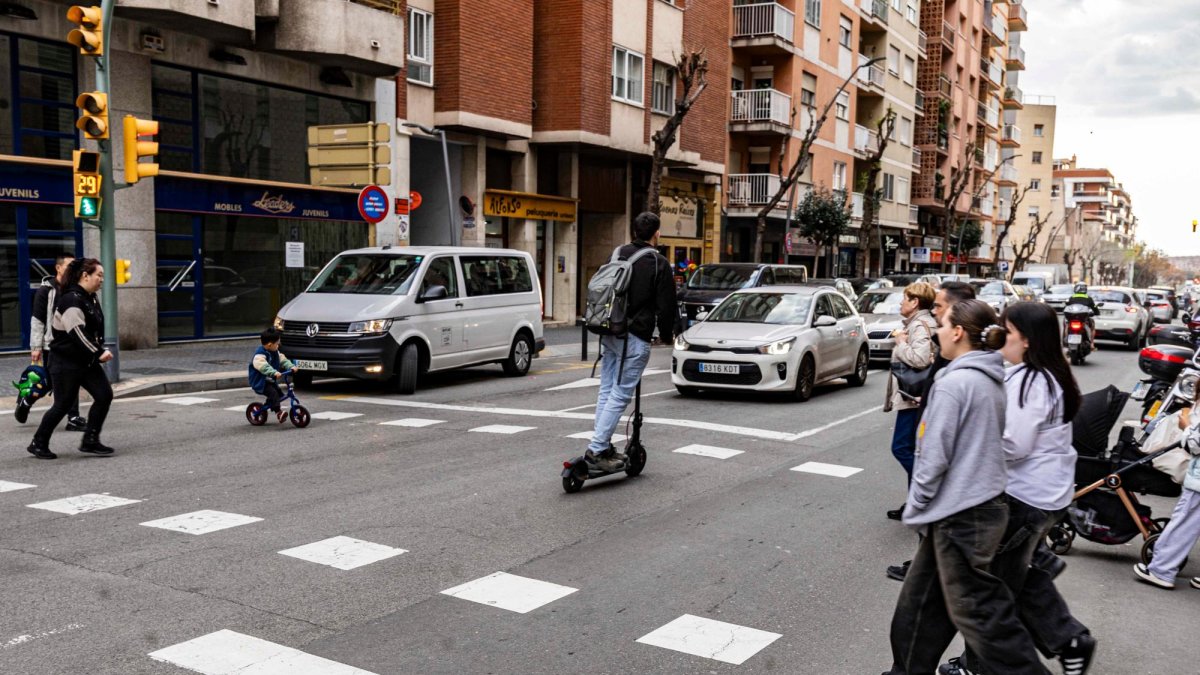 Un patinete cruza el paso de peatones cuando no le corresponde.