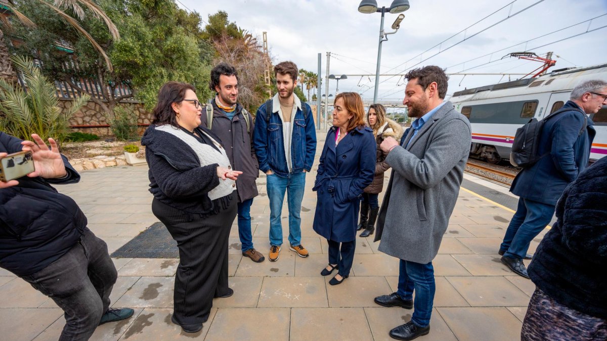 Sílvia Paneque y Rubén Viñuales conversando con los representantes de Dignitat a les Vies.
