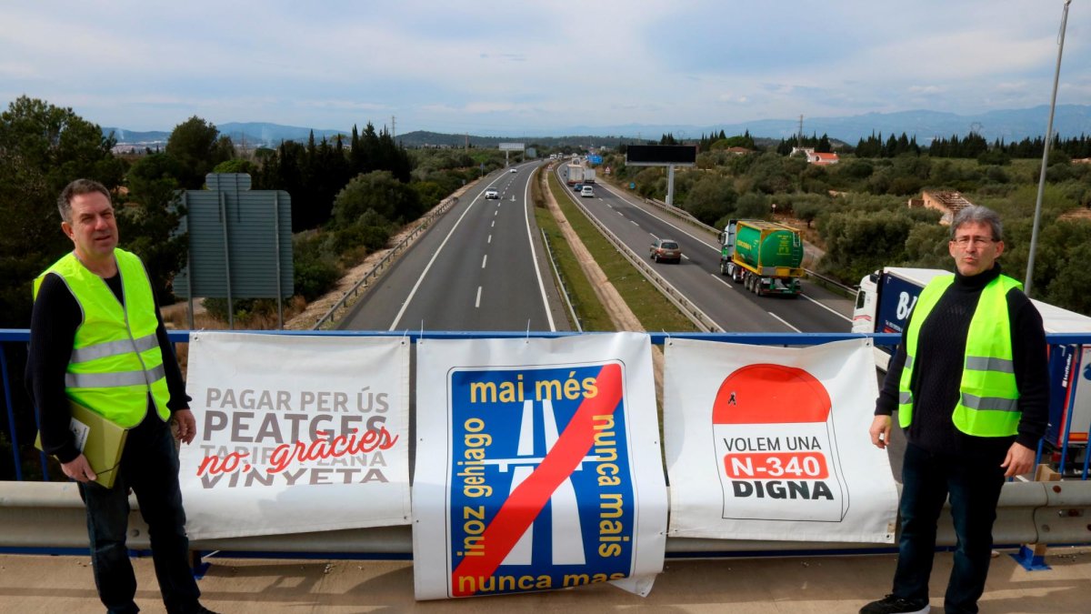 Los portavoces del movimiento ‘Mai més peatges’ muestran las pancartas.