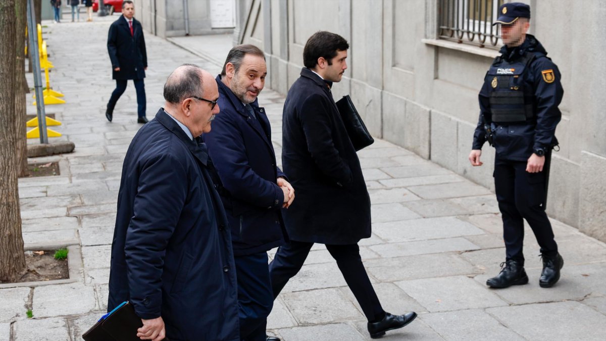 El exministro José Luis Ábalos (2i) vuelve a acudir al Tribunal Supremo para declarar como investigado en el denominado caso Koldo.