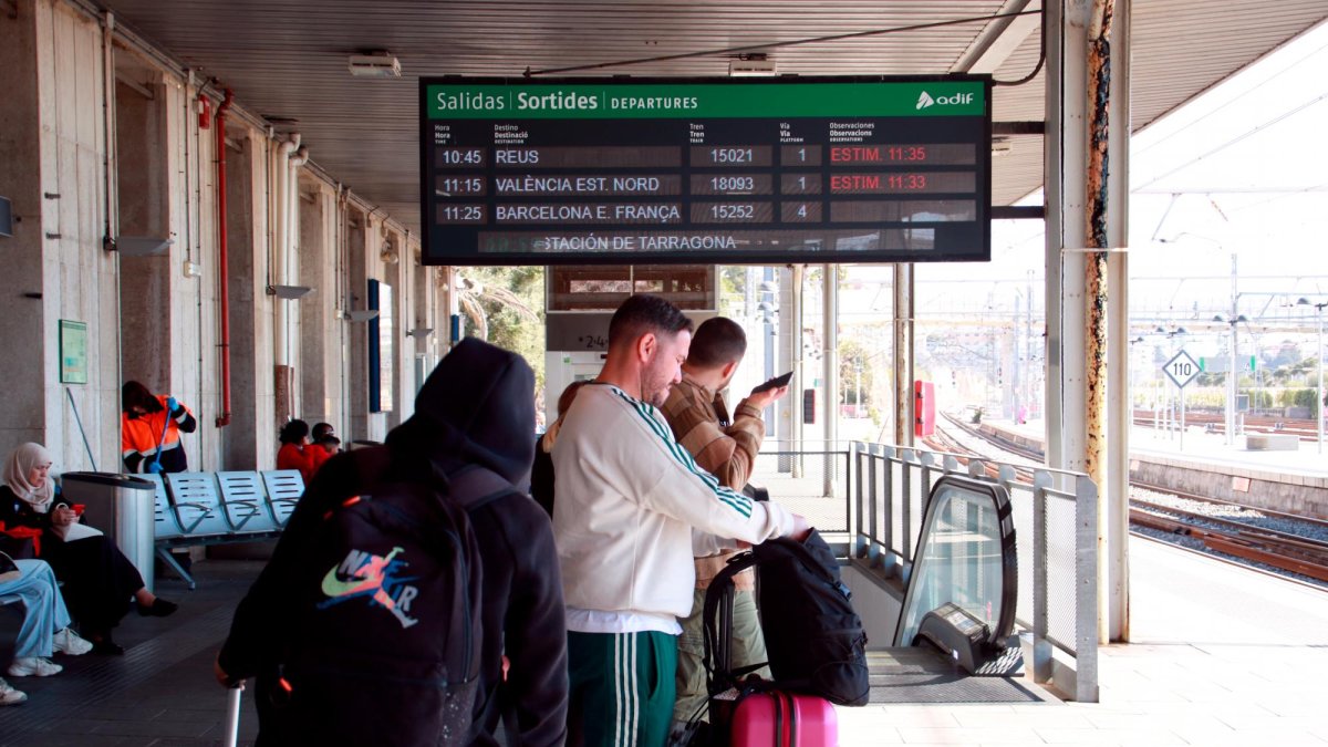 Imagen de un usuario esperando el tren en Tarragona.
