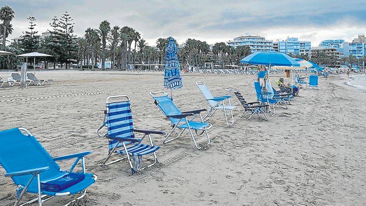 La orilla de la playa de Llevant, a primera hora de un día de verano hace un par de años, con sillas vacías.