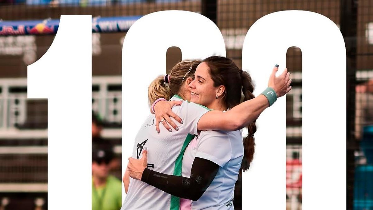 Ari Sánchez y Paula Josemaría, con el cartel de sus 100 victorias.