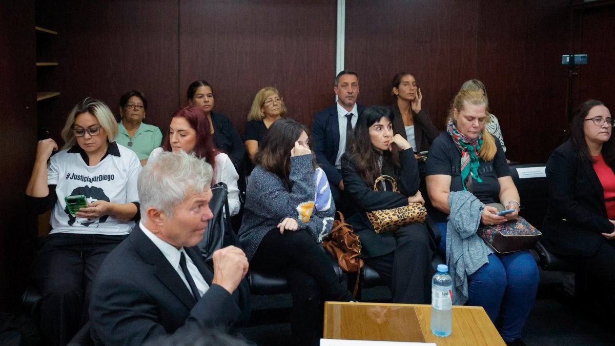 Dalma (c) y Giannina Maradona (3-d), hijas de Diego Armando Maradona junto a otros familiares asisten este martes, a los tribunales de San Isidro en Buenos Aires, (Aregentina). Las hijas de Maradona llegaron al Tribunal de lo Criminal N°3 de San Isidro, provincia de Buenos Aires, para asistir a la primera audiencia del juicio por la muerte de su padre.