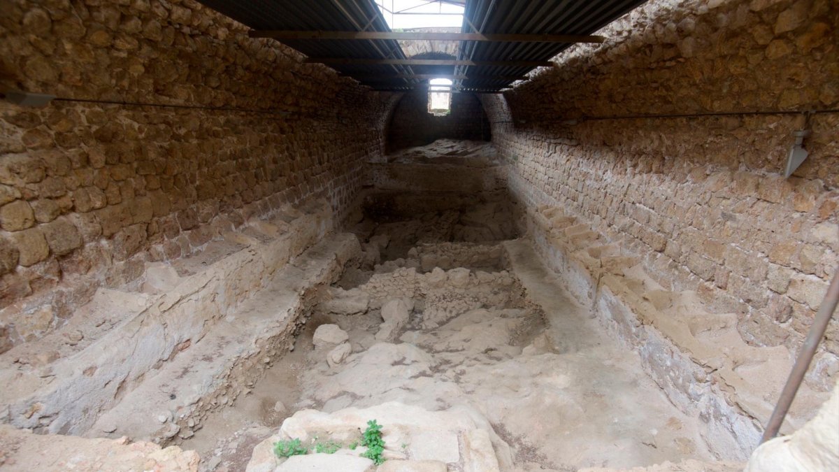 A les cavallerisses es preveu completar el tancament de la volta de canó i retirar la coberta metàl·lica.