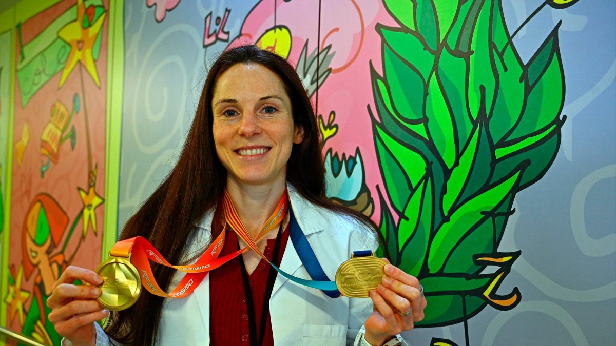 Maria Lázaro, amb les medalles d’or obtingudes a la Marató de Barcelona.