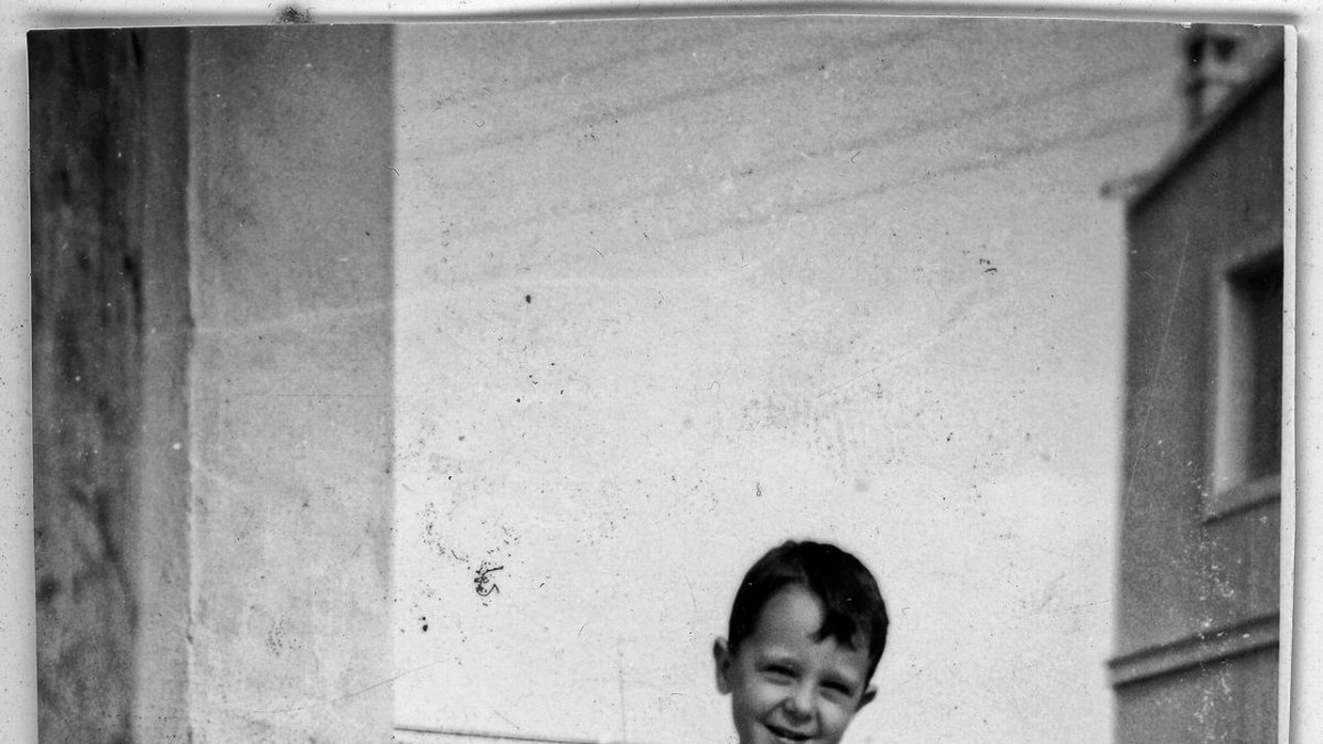 Ponce anant al magatzem de son iaio José Alifonso Casadó, després de classe al col·legi de la Consolació (1969).