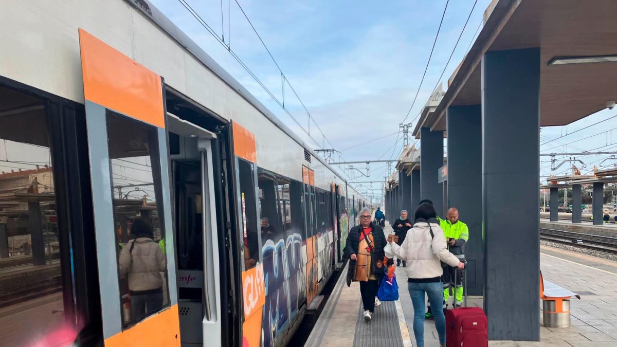 Usuarios en la estación de Tarragona esperando un tren.