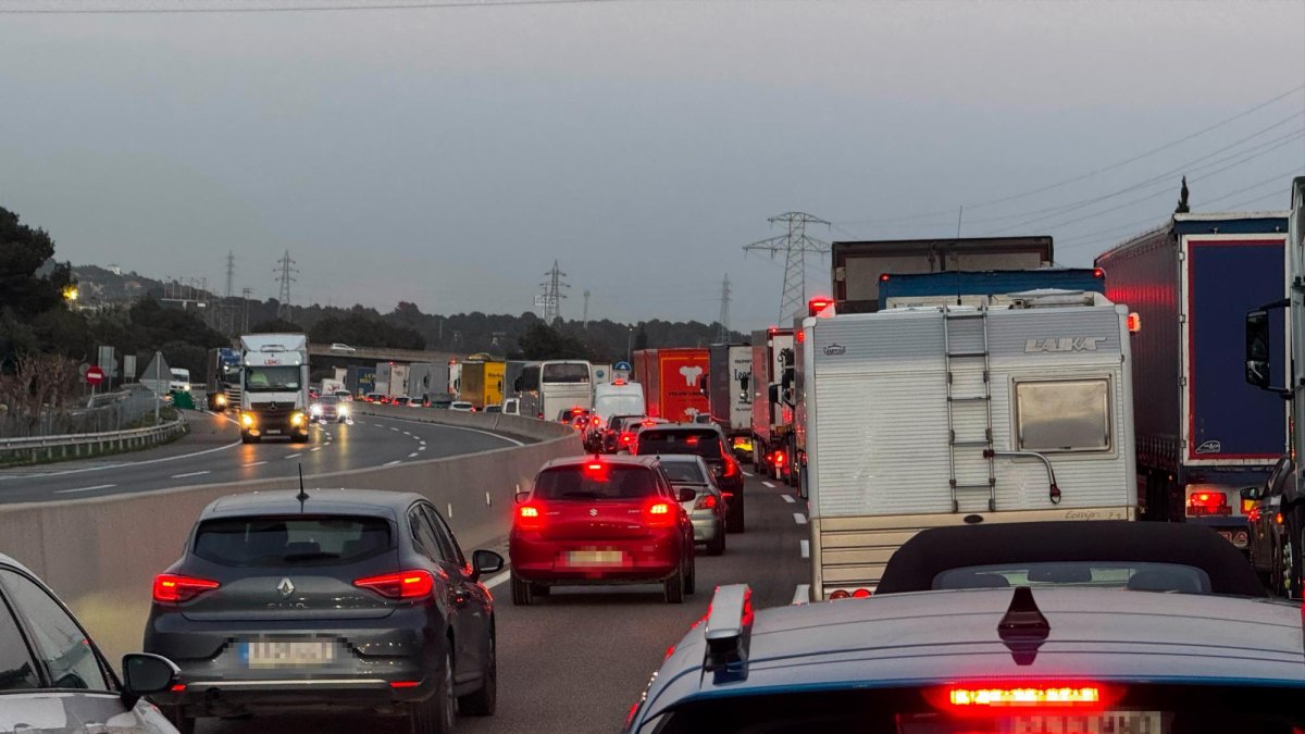 Atasco de tráfico en una autovía.