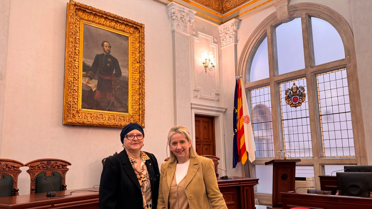 Imatge de Teresa Pallarès i Sarah Dubois al saló de plens de l’Ajuntament de Reus.